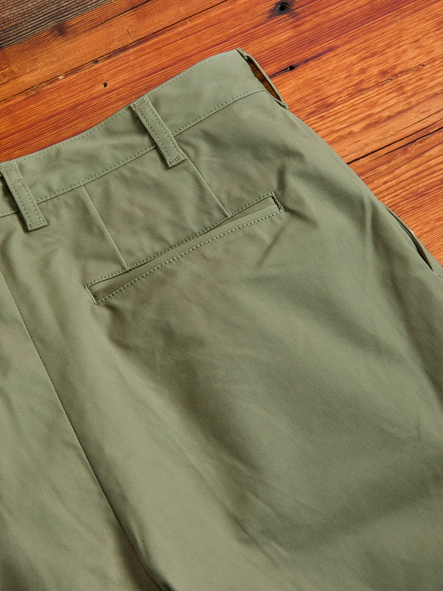 2-Pleat Twill Trousers in Olive