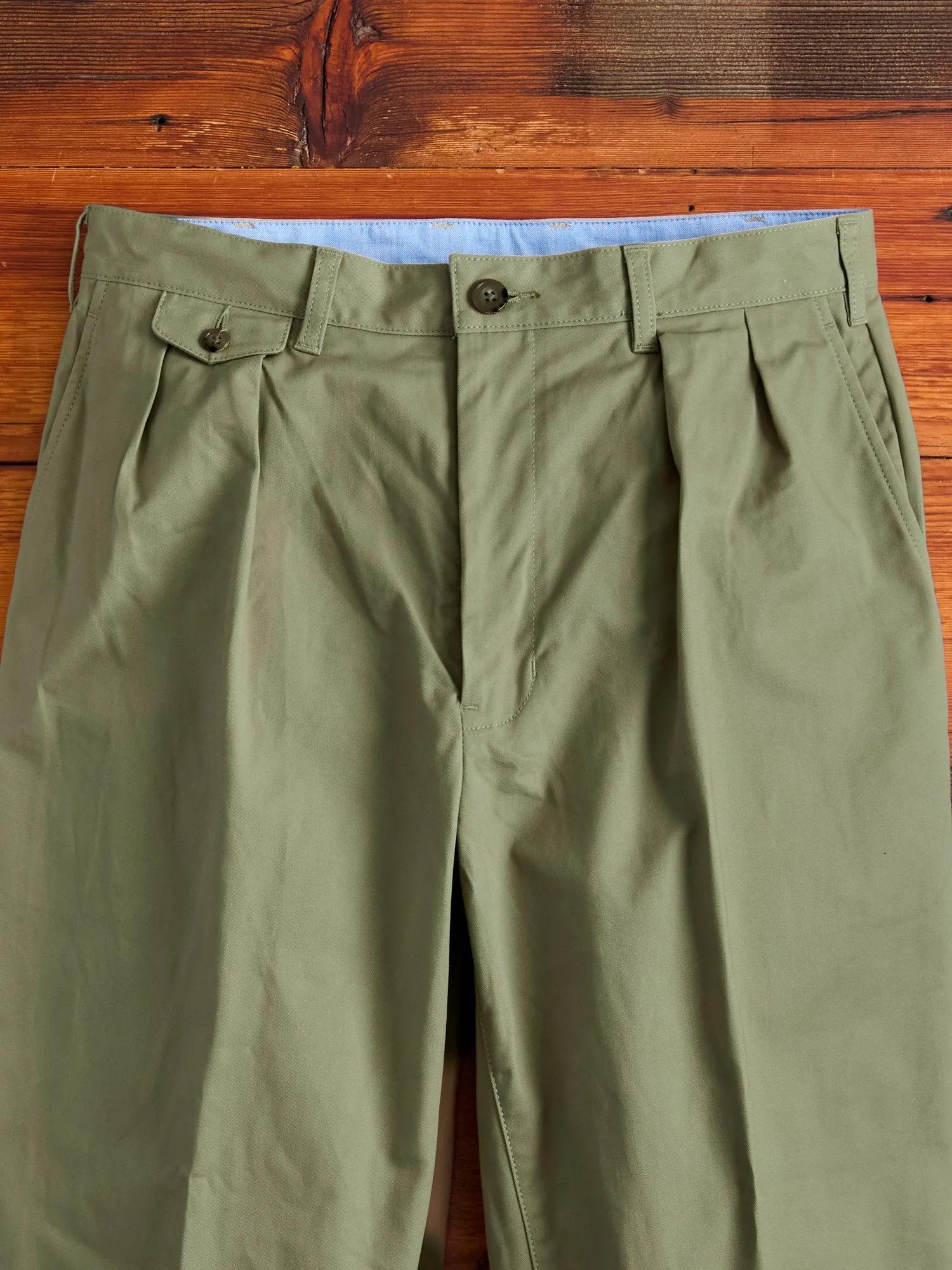 2-Pleat Twill Trousers in Olive